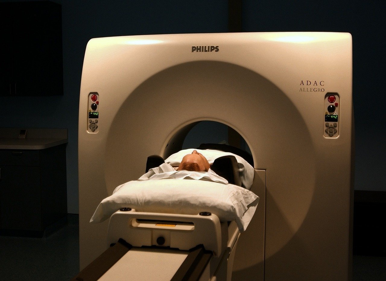 Czym różni się rezonans magnetyczny od&nbsp;tomografu komputerowego?