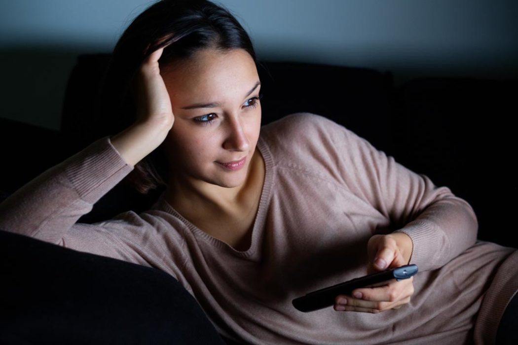 Światowy Dzień Telewizji. Polacy ją&nbsp;kochają.  Co&nbsp;najchętniej oglądamy i&nbsp;czym kierujemy się przy zakupie telewizora?