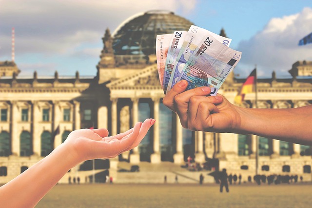 Koronawirus uderza w&nbsp;polską walutę. 5 zł za&nbsp;dolara, euro i&nbsp;franka?
