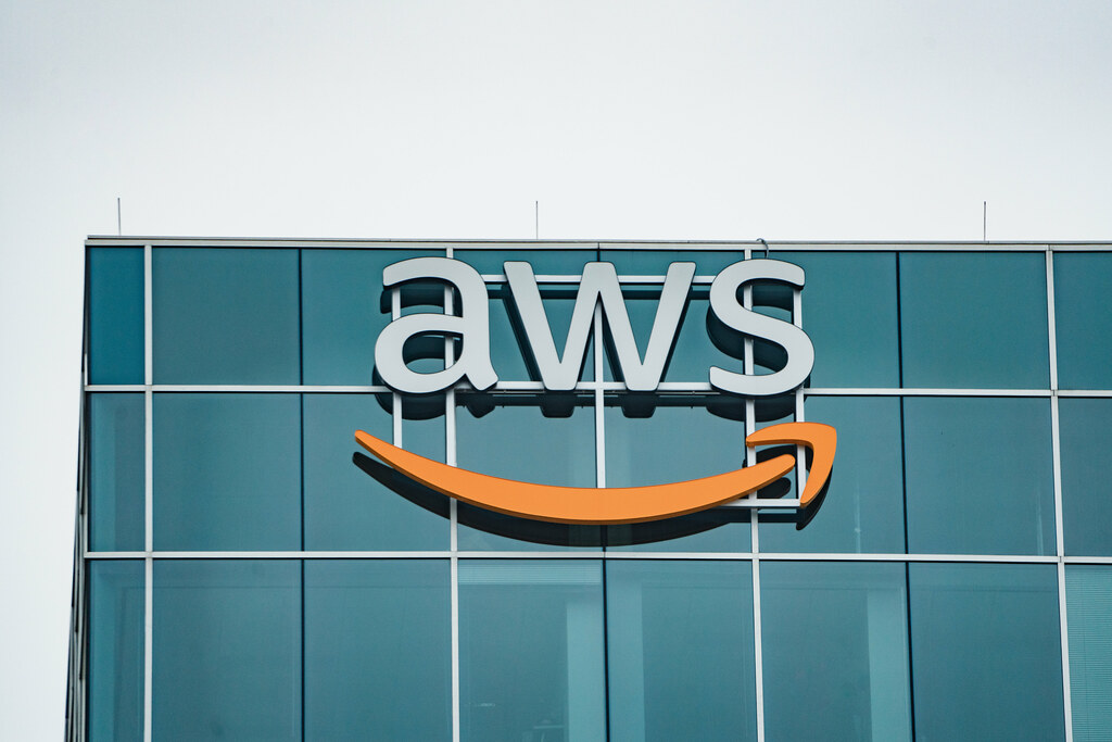 Amazon nie&nbsp;zwalnia tempa – 100 miliardów dolarów na&nbsp;rozwój AWS i&nbsp;AI