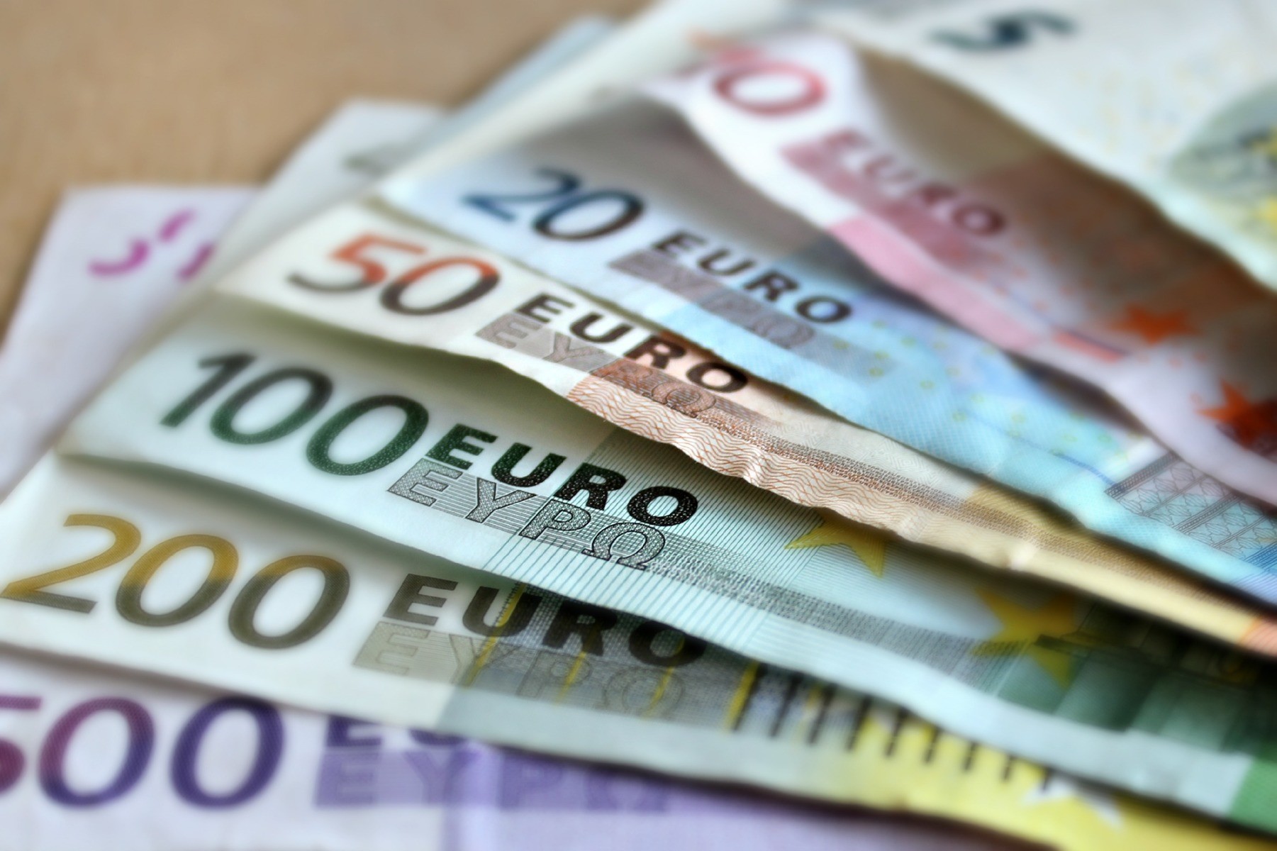 Dlaczego euro spadło poniżej 4,50 zł?