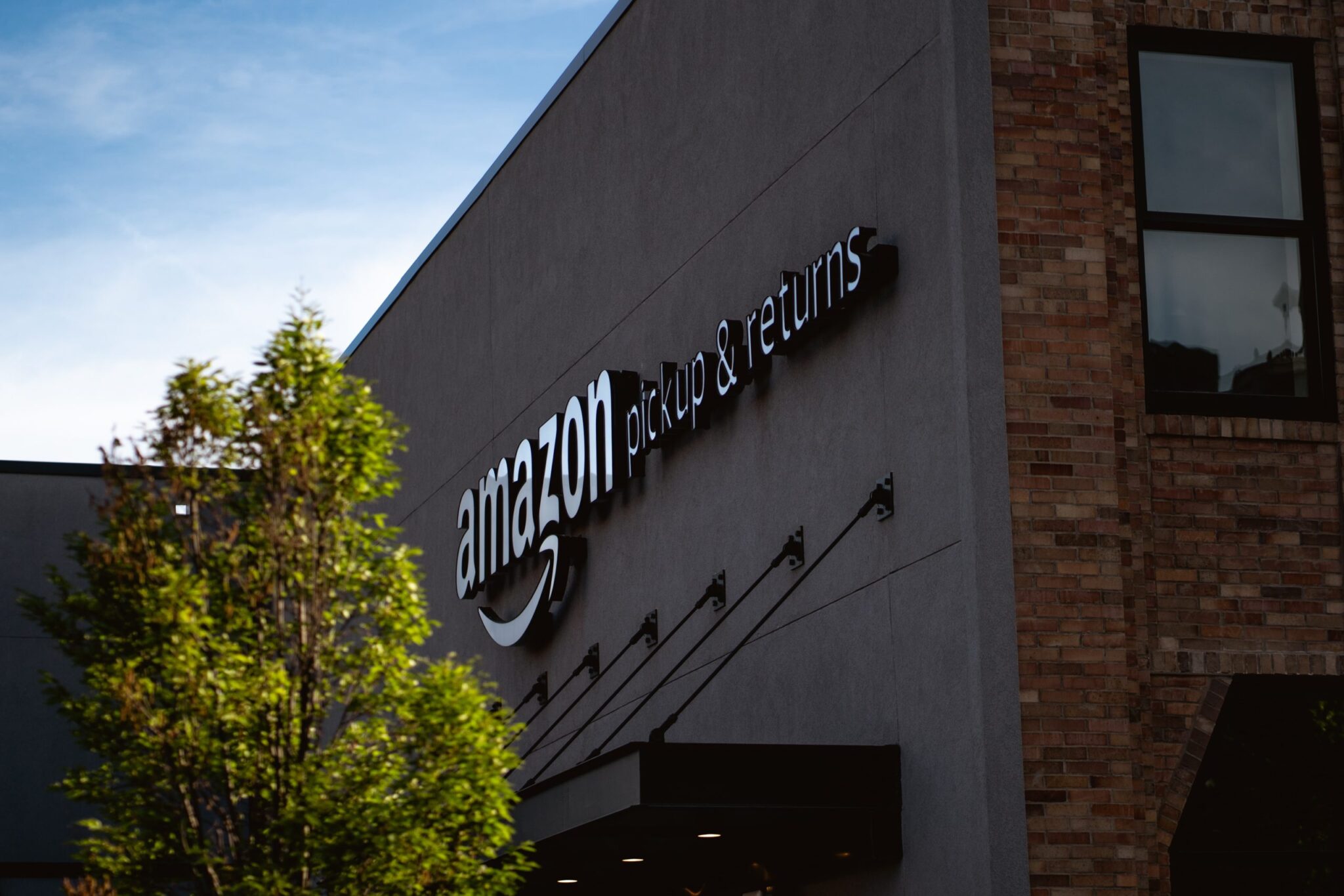 Amazon zatrudnia już milion osób
