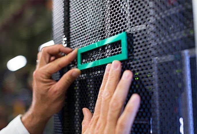 HPE zwolni ok. 2500 osób – firma zmaga się z&nbsp;cłami i&nbsp;niższymi przychodami