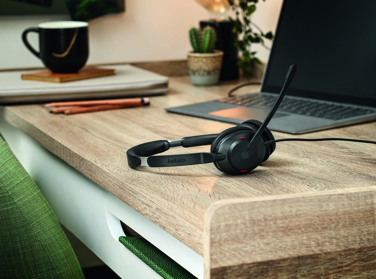 Jabra wprowadza do&nbsp;oferty zestaw słuchawkowy Evolve2 30 do&nbsp;produktywnej pracy