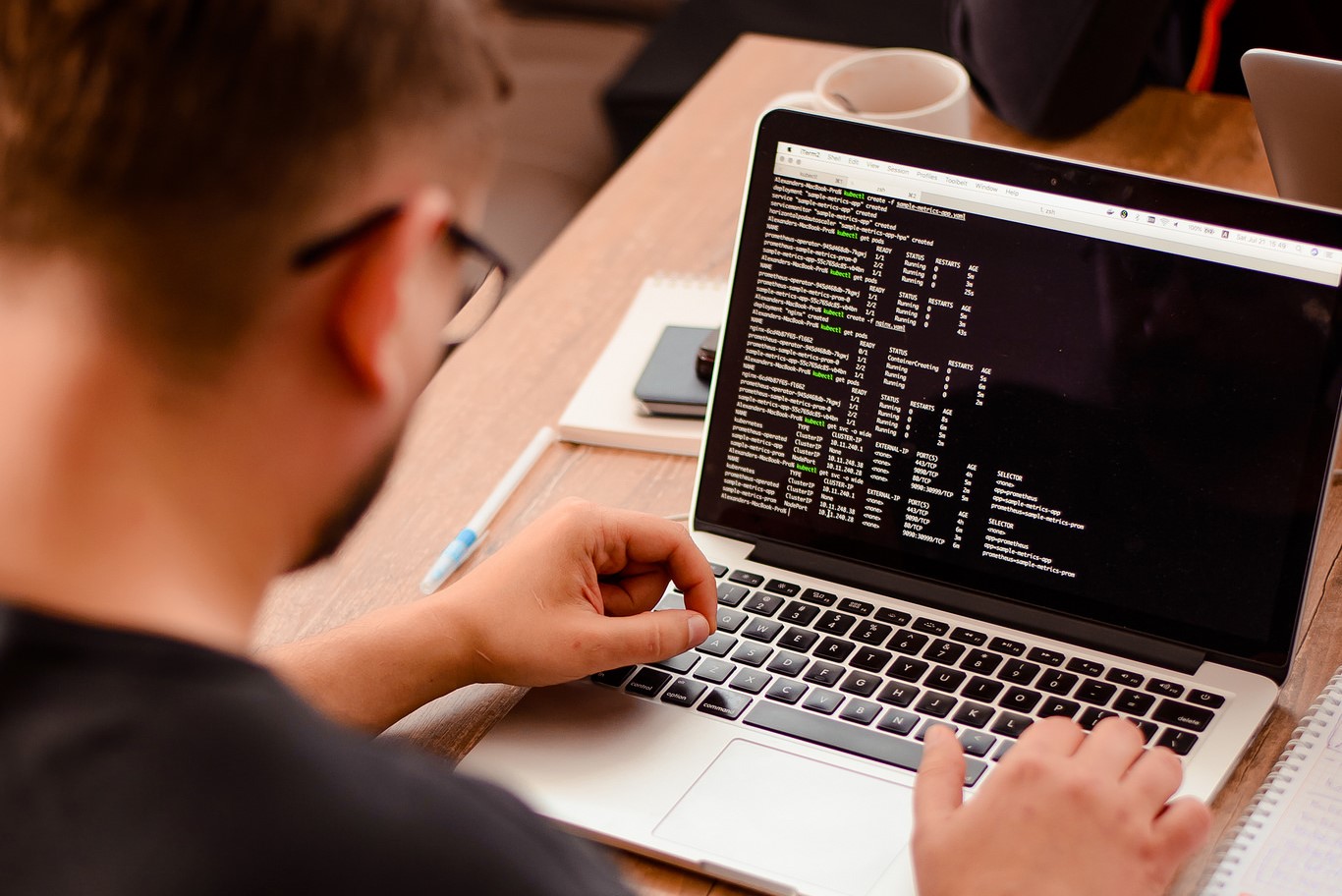 Większość programistów(-ek) zarobione pieniądze inwestuje w&nbsp;siebie