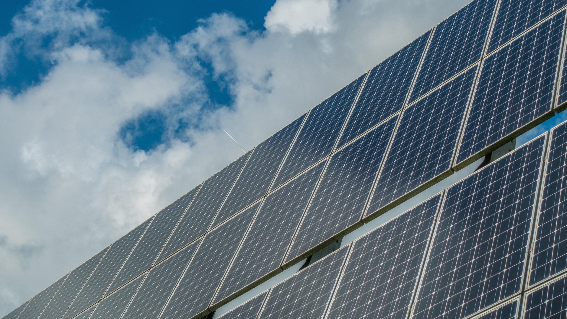 Technologia w&nbsp;energetyce – jak przemysł dostosowuje się do&nbsp;nowych regulacji?