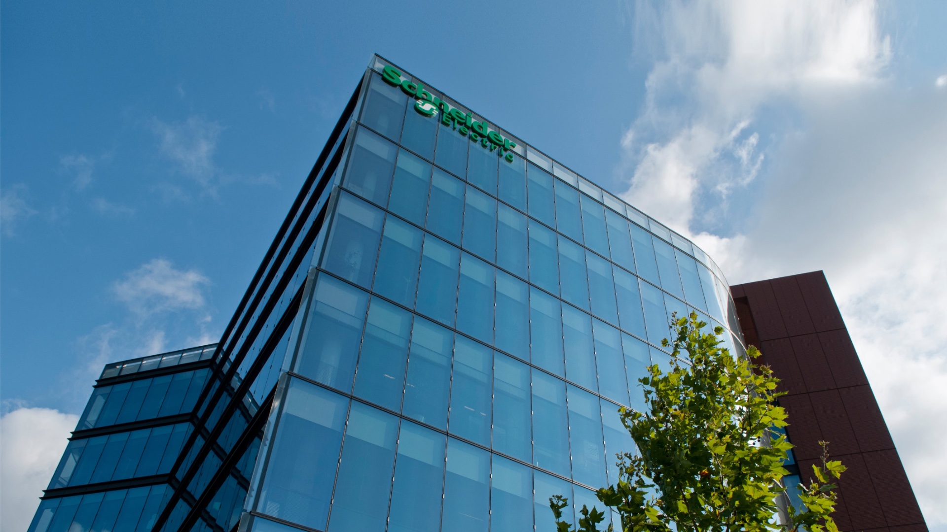 Schneider Electric wprowadza cyfrowego bliźniaka dla fabryk AI wspólnie z&nbsp;ETAP i&nbsp;NVIDIA
