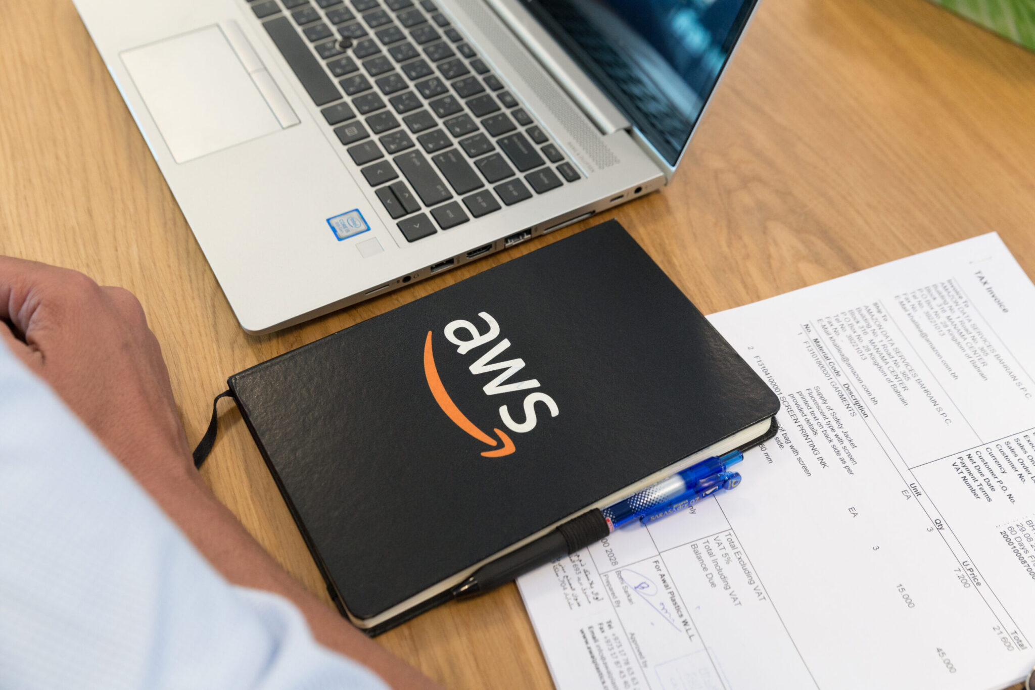 Amazon wprowadza surowsze zasady powrotu do&nbsp;biura – kontrowersje i&nbsp;stanowisko CEO AWS