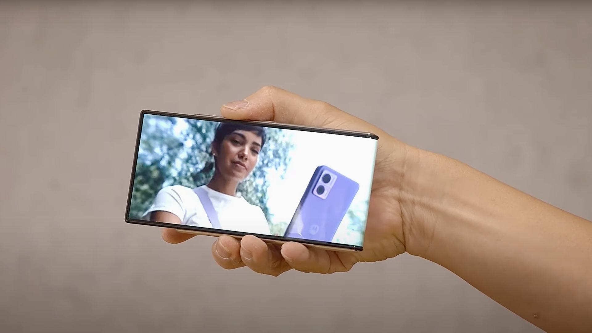 Składany smartfon to&nbsp;już przesada? Motorola zaprezentowała smartfon zwijany