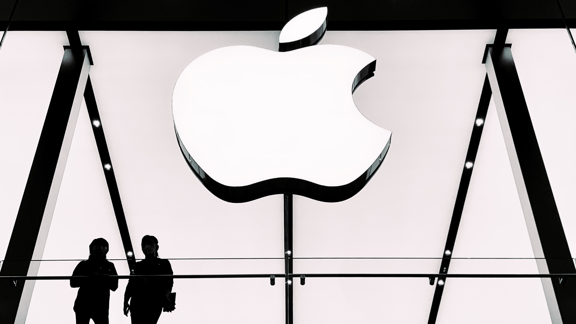 Sukces iPhone’a winduje Apple do&nbsp;4 bilionów dolarów, ale&nbsp;cień AI pozostaje