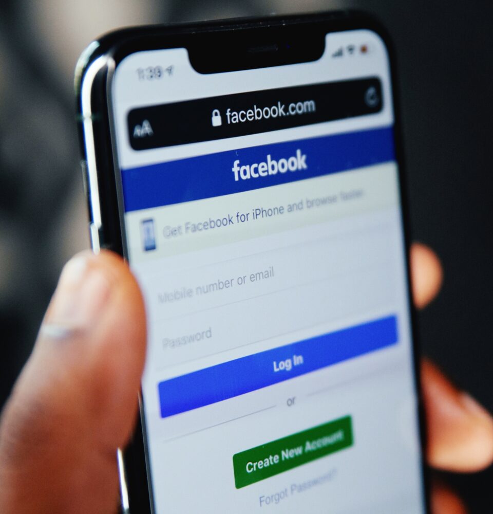 Meta i&nbsp;Google odcinają się od&nbsp;polityki. UE zaostrza reguły, Big Tech rezygnuje z&nbsp;reklam