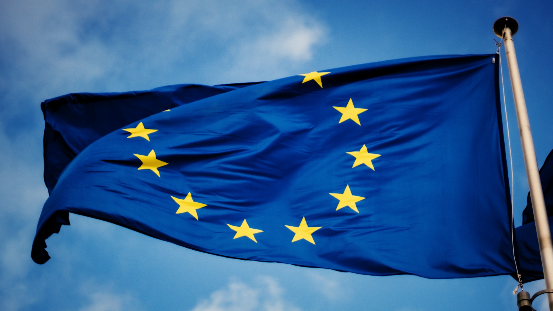 Unijny AI Act wchodzi w&nbsp;nową fazę. Na&nbsp;Polskę i&nbsp;Europę czekają kolejne obowiązki