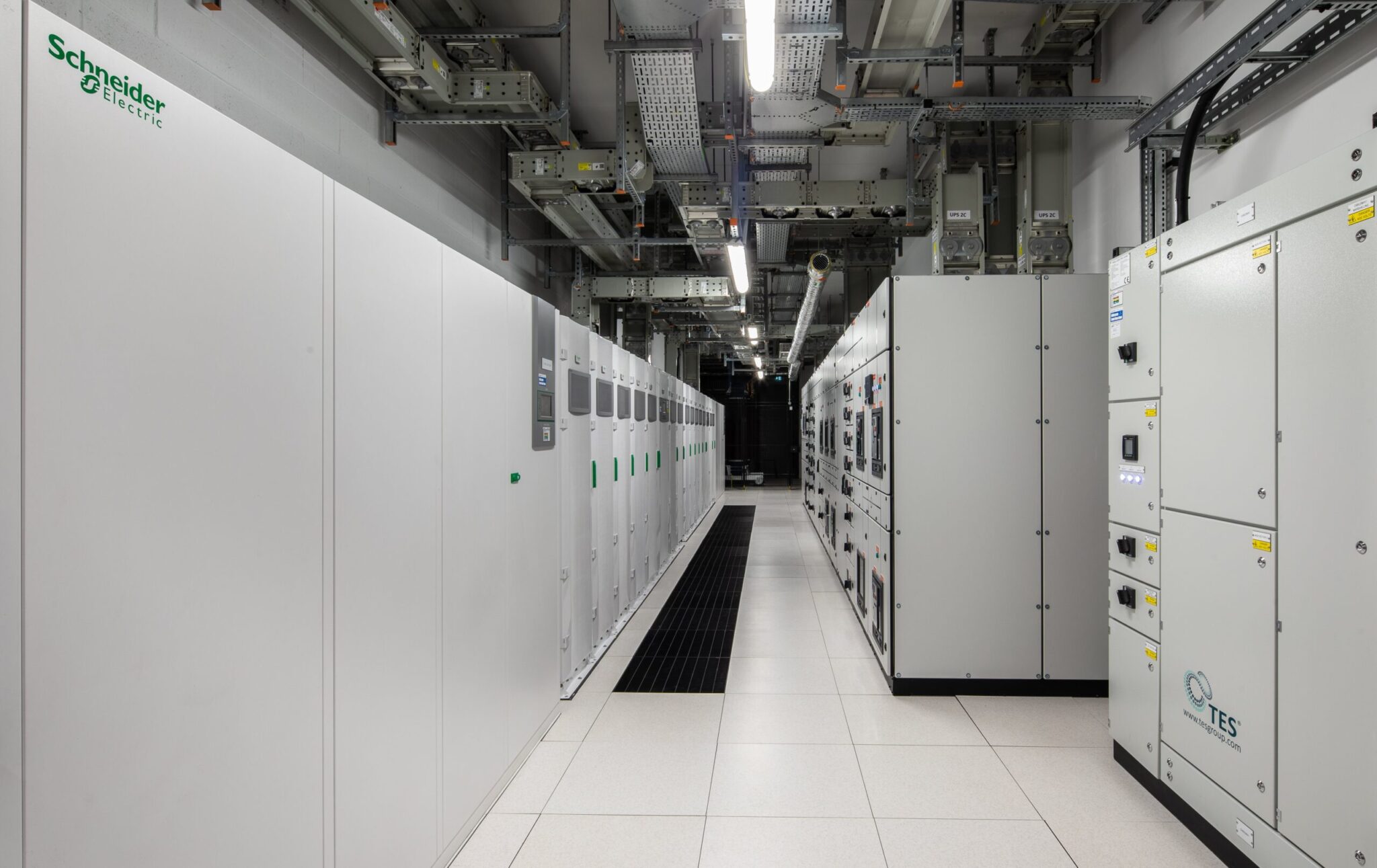 Schneider Electric wdraża projekt gospodarki obiegu zamkniętego w&nbsp;branży data center
