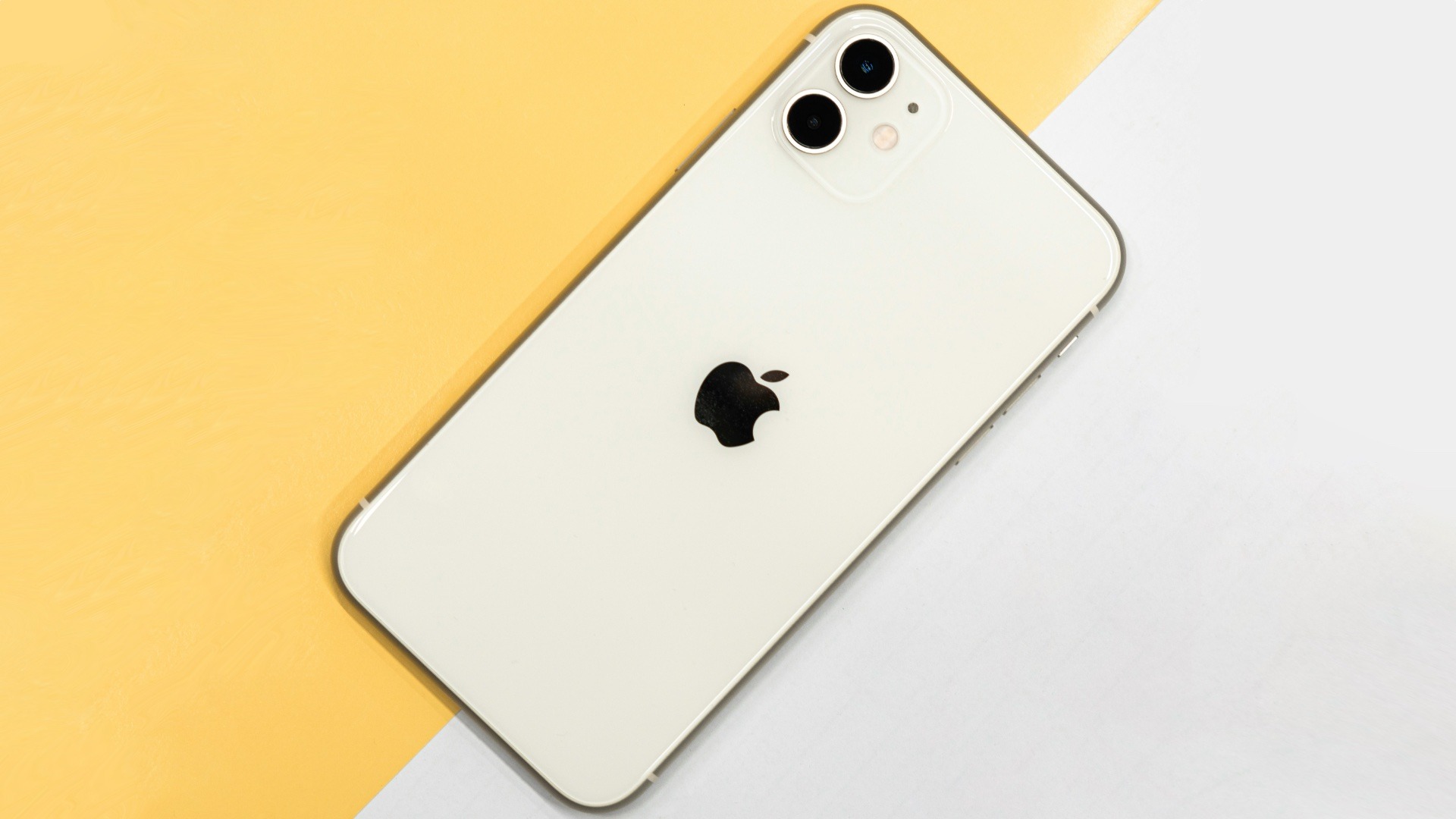 Rynek smartfonów – Apple wzmacnia pozycję pomimo spadków w&nbsp;kluczowych regionach