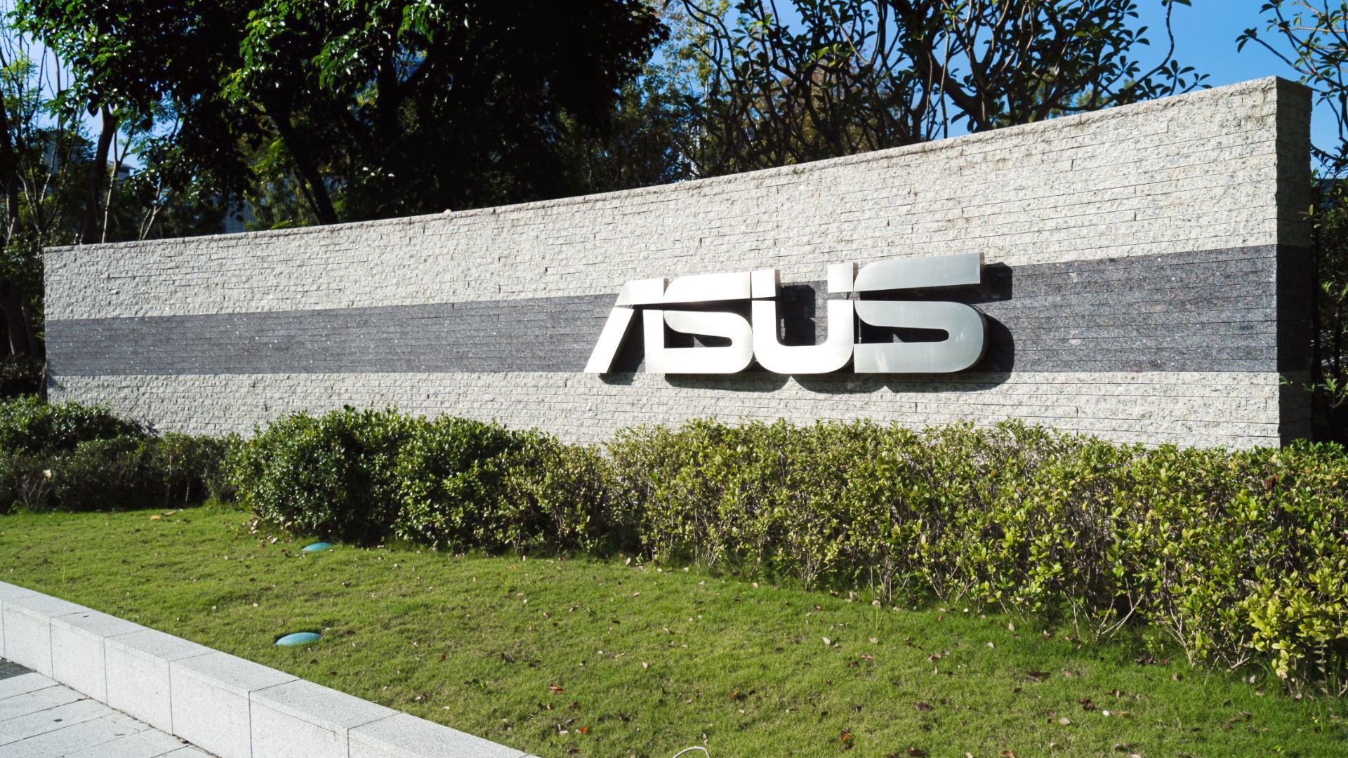 Asus rozważa przeniesienie produkcji z&nbsp;Chin – możliwy wzrost cen PC