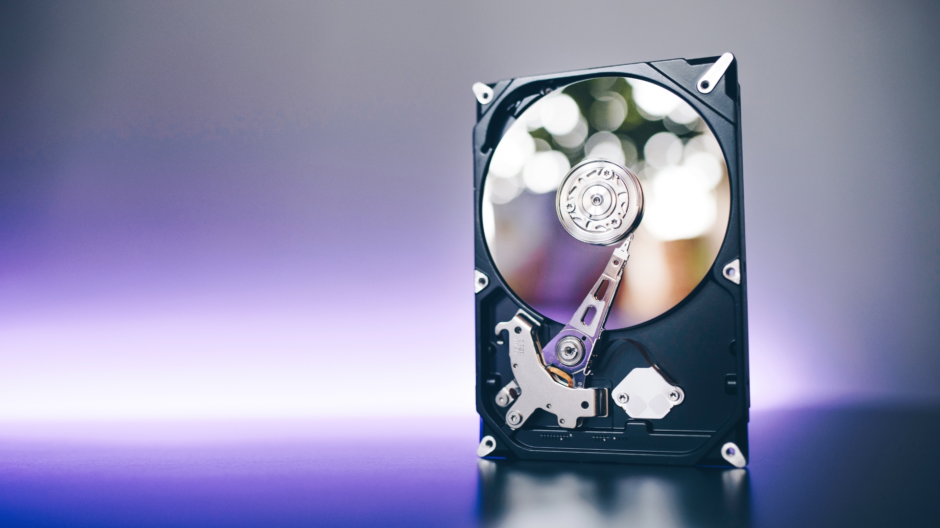 Twardy fundament AI – Dlaczego SSD nie&nbsp;wygrywa z&nbsp;HDD w&nbsp;walce o&nbsp;dane?