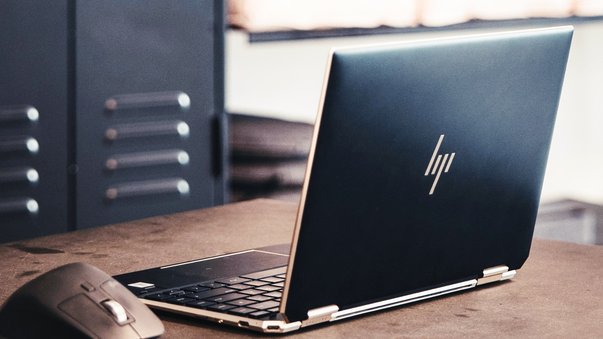 Wyniki HP lepsze od&nbsp;prognoz. Sprzedaż PC napędza AI i&nbsp;koniec Windows 10