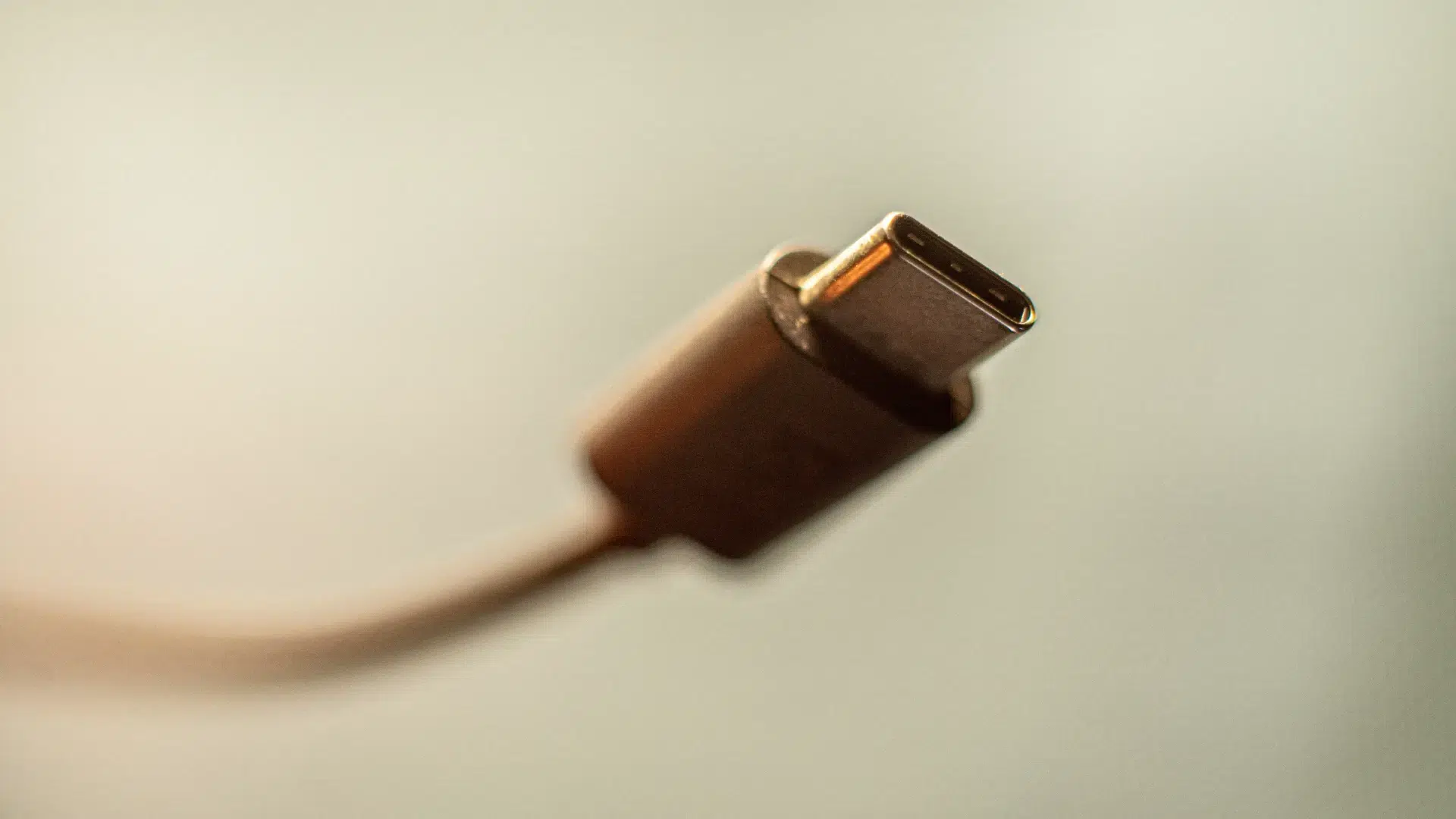 Jedna ładowarka USB do&nbsp;wszystkiego. Wchodzą w&nbsp;życie unijne przepisy