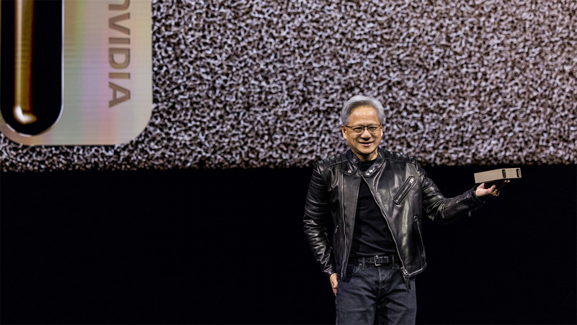 Jensen Huang w&nbsp;Pekinie. Nvidia odbudowuje pozycję na&nbsp;chińskim rynku AI