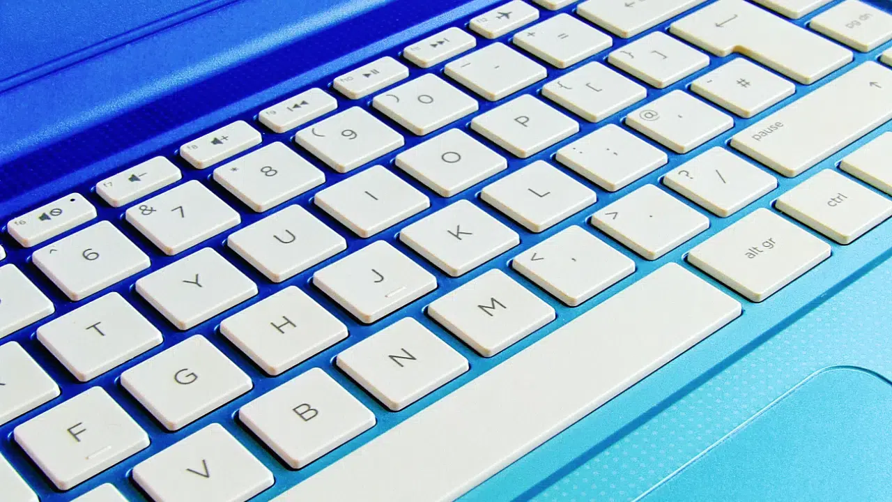Polacy wiedzą, czym jest MFA – ale&nbsp;tego nie&nbsp;używają. Co&nbsp;blokuje bezpieczeństwo online?