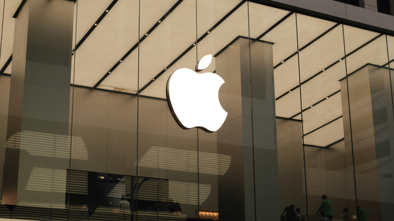Foldable iPhone delayed. Apple faces technical problems