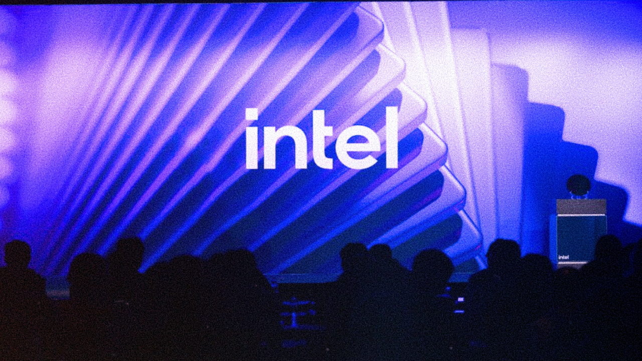 Intel stawia na&nbsp;jeden standard. Przyszłe układy Xeon 7 wyłącznie z&nbsp;16 kanałami pamięci