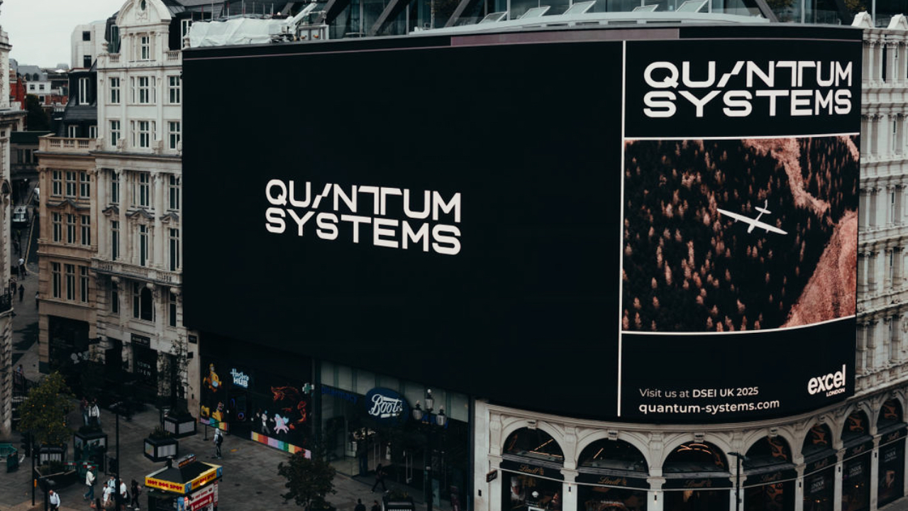 Po&nbsp;atakach dronów na&nbsp;lotniska rośnie popyt na&nbsp;obronę. Quantum Systems przyciąga kapitał