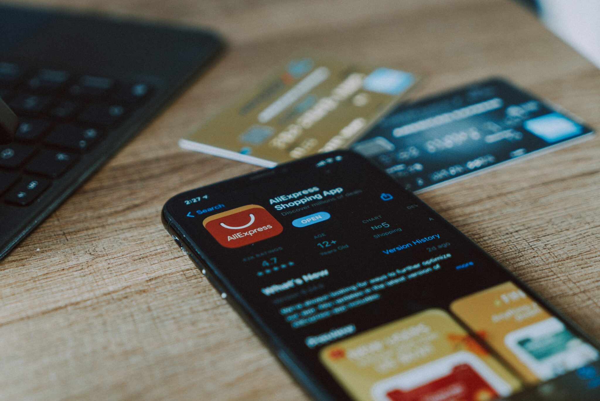 Koniec taniego e-commerce z&nbsp;Chin? UE uderza w&nbsp;AliExpress i&nbsp;Temu